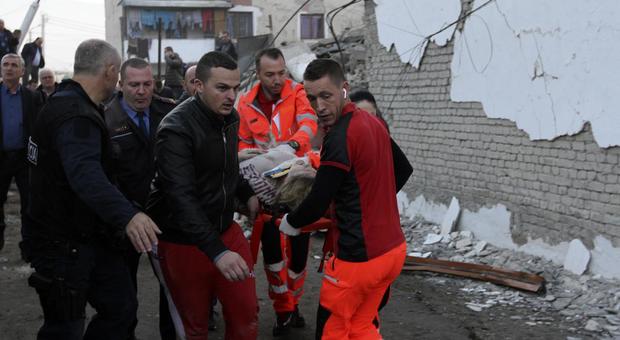 Terremoto in Albania, 15 morti e 600 feriti: si scava a mani nude. Medico italiano a Tirana: «Non finiva mai»
