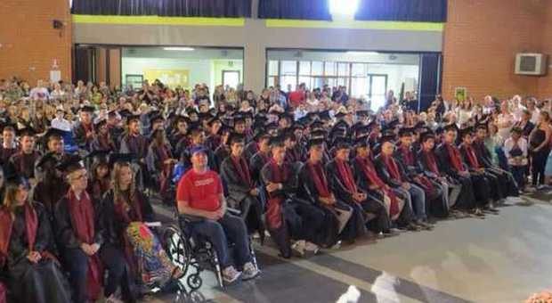 Latina, Diploma day al Marconi: studenti ritirano gli attestati in toga e tocco