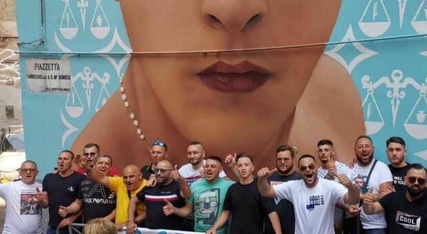 Napoli, i parenti di un boss siciliano in pellegrinaggio al murale di Ugo Russo