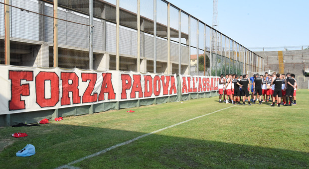Ruspe all'Appiani, gradinata est demolita: la Padova del calcio dice addio ad un pezzo di storia