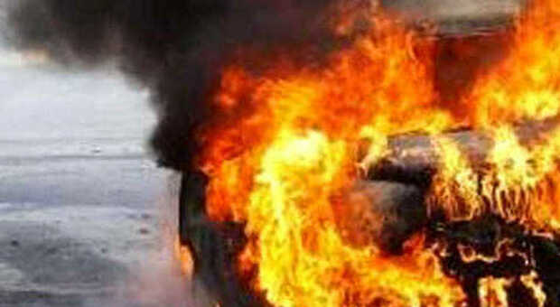 Maserati prende fuoco in tangenziale: attimi di terrore per mamma e figlio