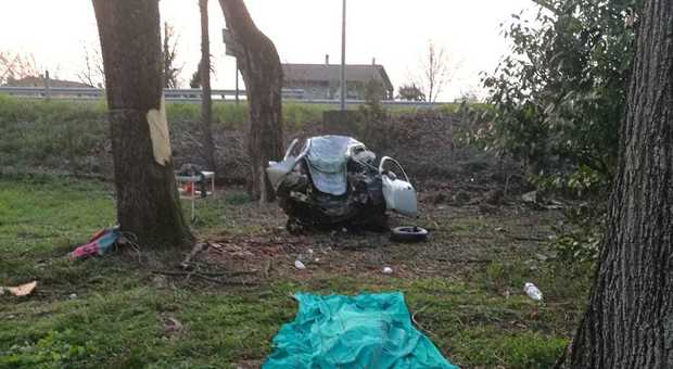 Con l'auto salta l'incrocio e vola contro un albero: ragazzo muore incastrato tra i rottami