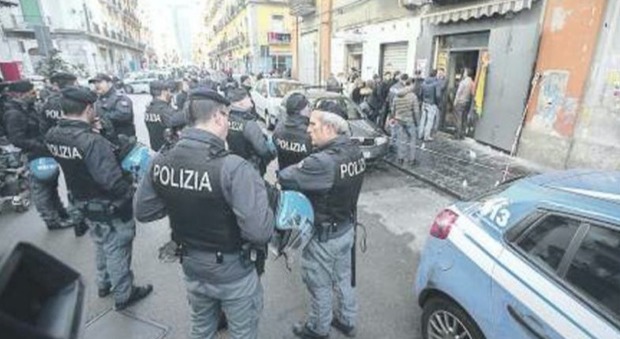 Napoli, sparatoria tra la folla al Vasto: nigeriano ferito, l'avvertimento dei killer napoletani