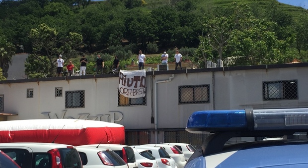 The King Slot, la protesta dei dipendenti sui tetti: «Vogliamo continuare a lavorare»