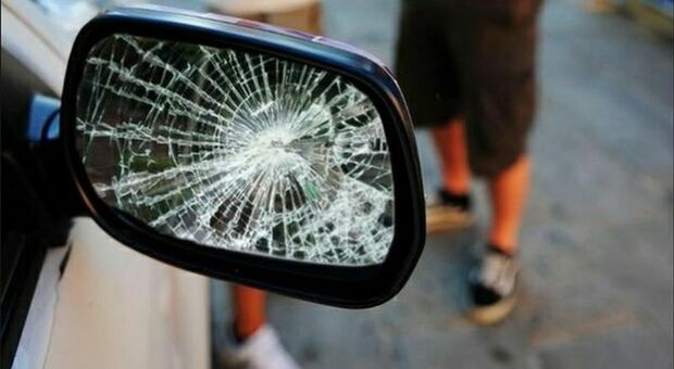 Mancata precedenza, scoppia la lite in strada: calci all'auto e specchietto rotto