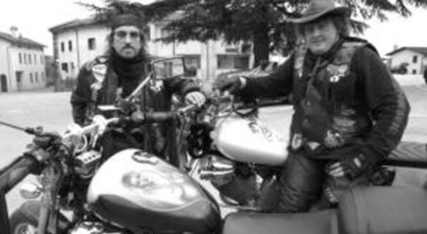 A sinistra Achille Mongiat detto "Cucciolo" sulla sua moto