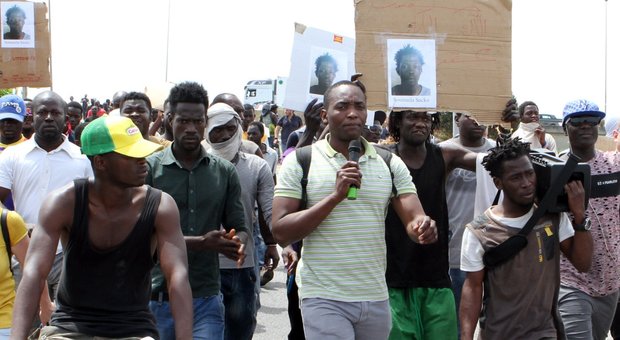 Gli africani di Napoli in piazza contro Salvini: «Pacchia? Pomodori a 1,5 euro all'ora»
