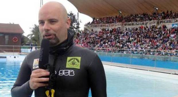 Nuoto: Arrigoni fa record mondiale voltas apnea con delfini nel parco zoomarine