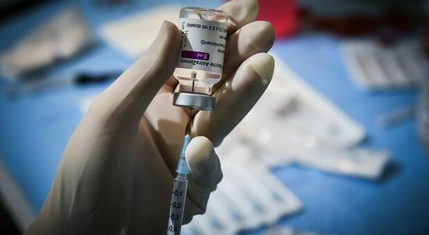 Astrazeneca, Italia e Ue sotto attacco: su terapie e vaccini tempesta di fake news