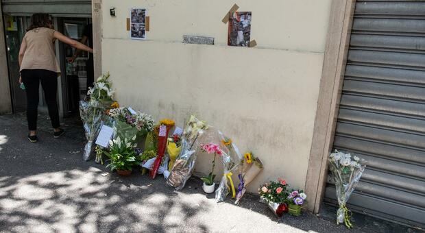 PER URBANI Funerali di Giovanni Barchetti della gelateria Duse ai Parioli nella foto fiori e foto fuori dalla gelateria Claudia Rolando / AG Toiati