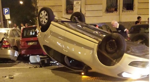 Roma, auto perde il controllo e si ribalta: ferita una donna