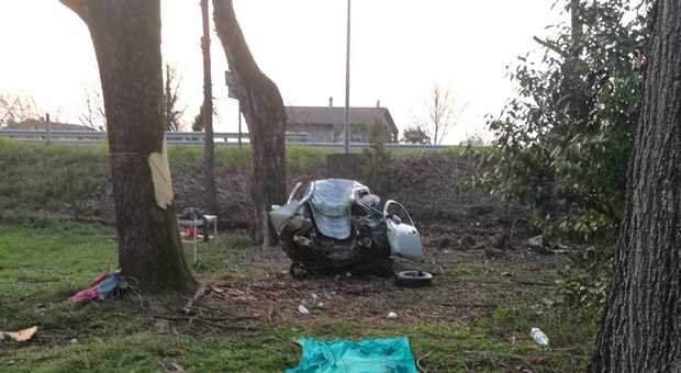 Ford Ka tira dritto all'incrocio e vola contro l'albero: giovane muore sul colpo