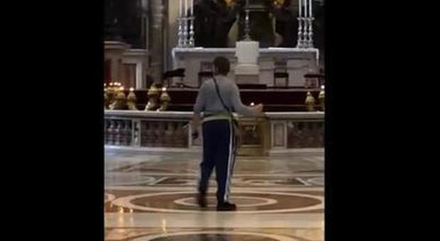 Armato di coltello in San Pietro, emergenza in Vaticano: il video choc