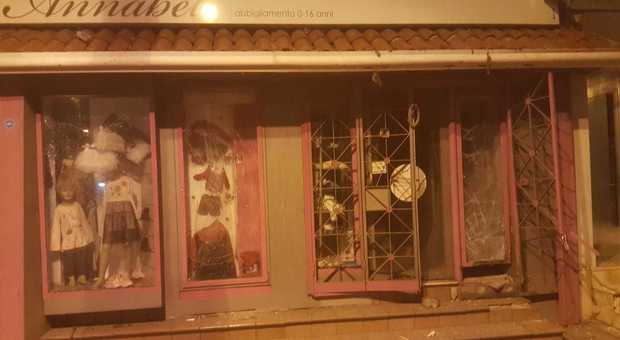 Bomba al negozio di «lady pusher», le piste: debito non pagato o motivi passionali