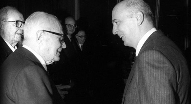 Sandro Pertini e Giorgio Napolitano nel 1984 (archivio Ansa)