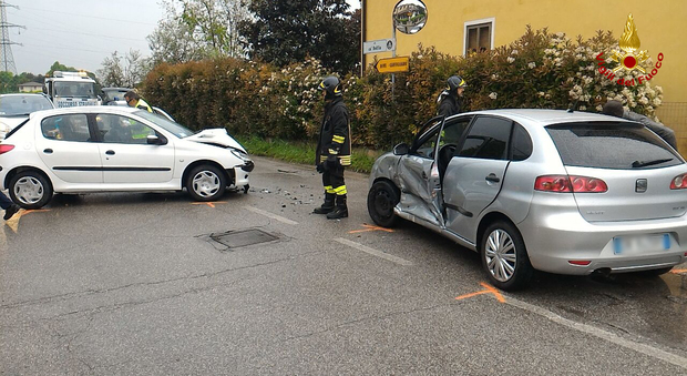 Incidente a Rosà, cinque feriti, una donna incastrata nell'auto