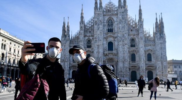 Milano, il coronavirus sostituisce il calcio come argomento nei bar. E spunta il cartello: “Aperivirus fino alle 18”
