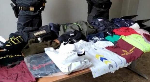 Napoli, sequestrate oltre 1.300 tonnellate di abiti usati: denunciato 46enne in carcere per omicidio
