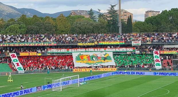 Il Genoa sconfigge la Ternana con una doppietta di Coda e vola in testa la classifica. Non basta il gol del'ex Favilli.