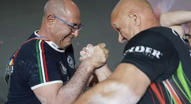 Claudio Rea, il Popeye ciociaro: a 60 anni si scopre un campione di braccio di ferro