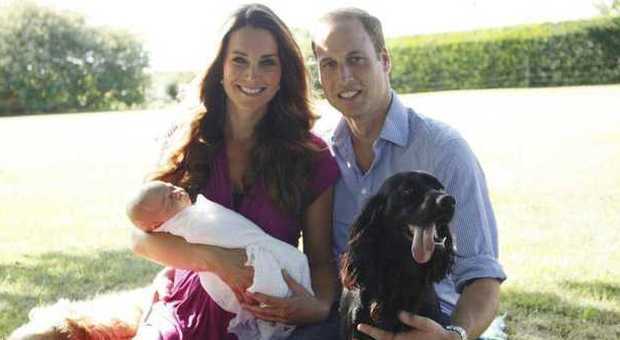 William e Kate nella foto ufficiale per la nascita del loro figlio George (ilmessaggero.it)