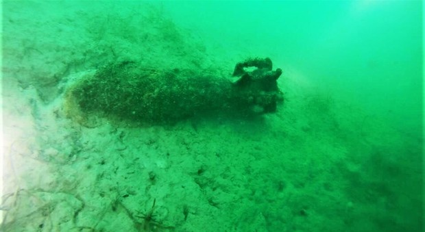 Una delle bombe trovate sul fondo del lago