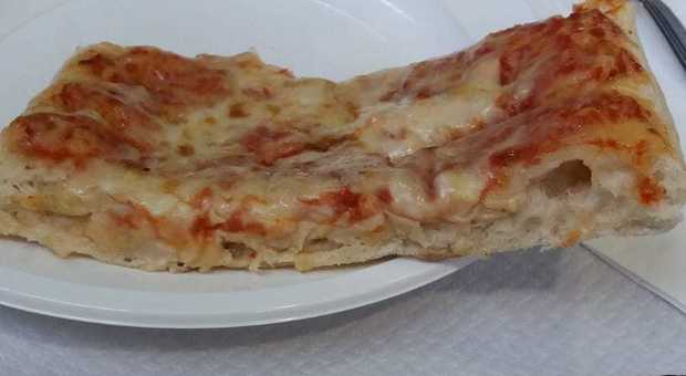 Milano Ristorazione, la denuncia dei genitori: «Pizza cruda ai bambini di elementari e asilo»