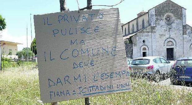 Ordinanza anti-erbacce a Sora, la protesta dei cartelli: «Il privato pulisce, il Comune deve dare l'esempio»