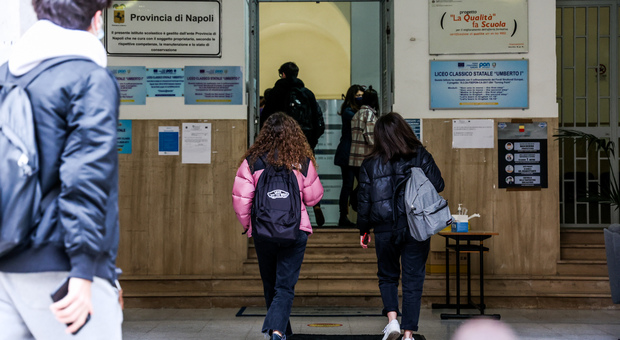 Covid e scuole, prof senza dosi e classi pollaio: ritornano i focolai nelle aule di Napoli