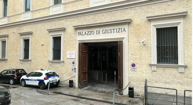 Curava la cervicale con carezze proibite, massaggiatore di Senigallia condannato: «Abusava di me»
