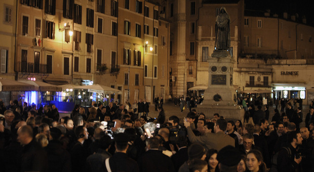 Roma, 30enne attirato in trappola e pestato dal branco: choc in centro