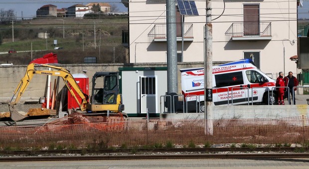 Operaio napoletano di 58 anni cade dall'impalcatura nella stazione: morto