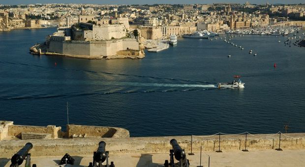 Niente soldi per i migranti e blocco armi non sufficiente: Malta si ritira dalla missione Ue Irini