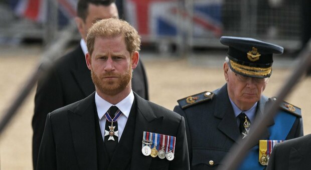 Principe Harry, in arrivo il libro di memorie “Spare”: Royal Family «molto preoccupata». Ecco cosa sappiamo