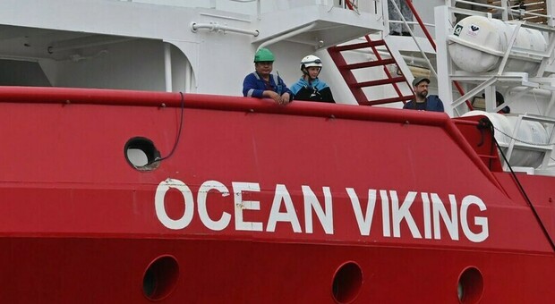 La nave ong Ocean Viking sotto sequestro a Bari: «Non ha fatto rotta diretta»