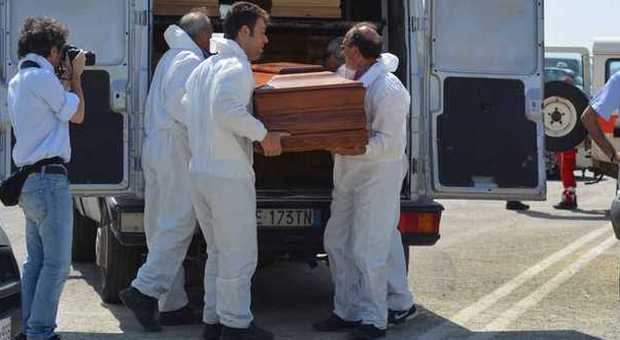 Quattro scafisti arrestati a Crotone, ad Augusta arrivati 17 cadaveri, mille rifugiati a Pozzallo