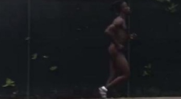 Giovane di colore fa jogging nudo: «Ho caldo e ho preso cocaina»