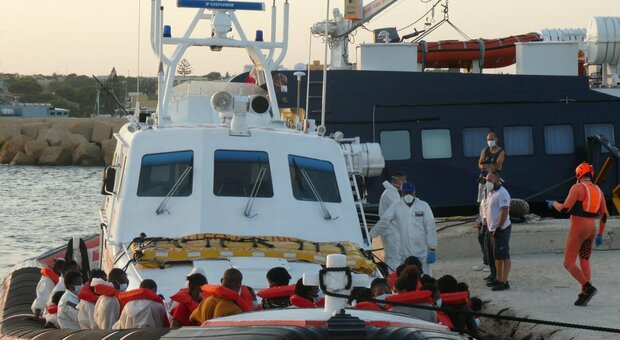Migranti, il sindaco di Lampedusa: «Porto tappezzato di barchini, sento solo slogan e nessuno ci aiuta»