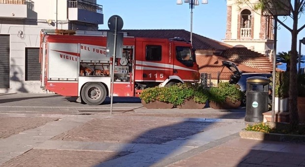Gattina intrappolata nel motore di un'auto: salvataggio dei pompieri a Castellabate