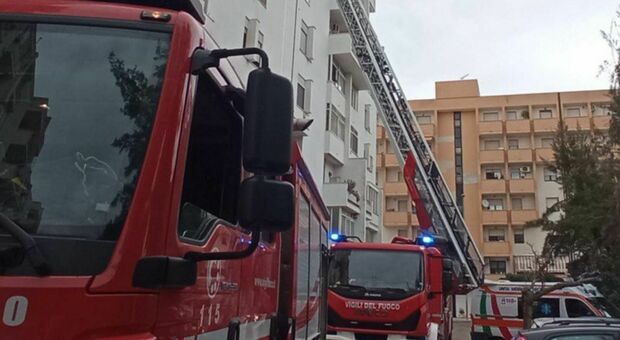Materasso a fuoco e scoppia l'incendio nella struttura socio-assistenziale: evacuati i pazienti