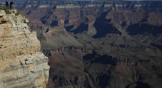 Tredicenne precipita nel Grand Canyon e sopravvive: «Un miracolo». Volo di 30 metri per far posto a chi scattava selfie