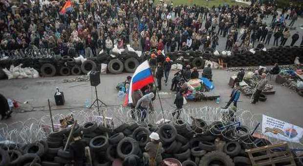 Kiev, incendiata sede partito comunista. Il presidente Turcinov: amnistia a filorussi se consegnano armi