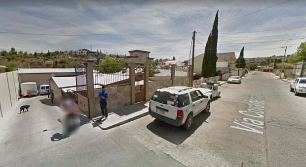 Passa la Google Car e la sua reazione è... hot: censura nella Street View su Maps