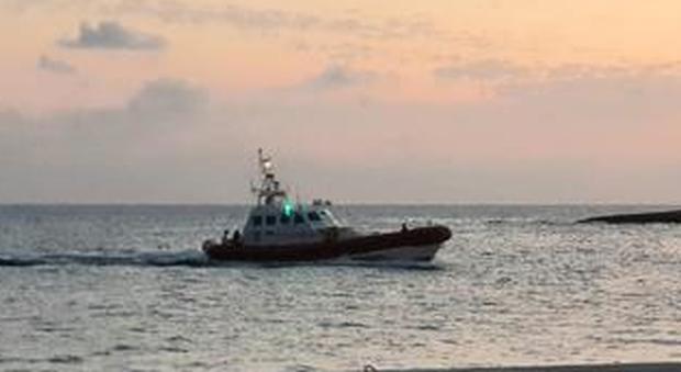 Lampedusa, affonda barca carica di turisti: passeggeri salvati dalle motovedette