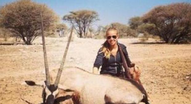 Pubblica su Fb una foto a caccia e le ritirano il contratto da modella