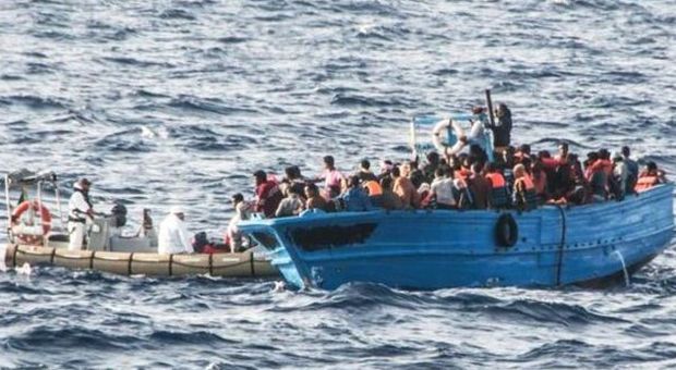 Tragedia al largo della Libia: si rovescia un barcone, oltre 250 dispersi