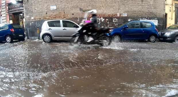 Maltempo, bomba d'acqua su Napoli: strade come fiumi e allagamenti