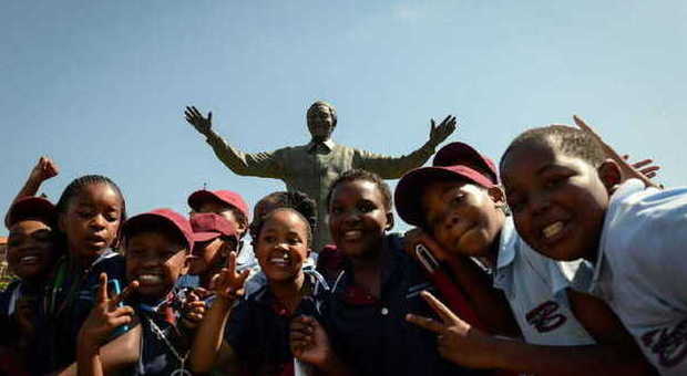 Mandela, il Sud Africa celebra l'anniversario della morte del fondatore della nazione arcobaleno