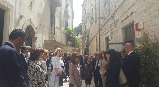 G7 Bari, le mogli dei capi delegazione in tour a Bari vecchia