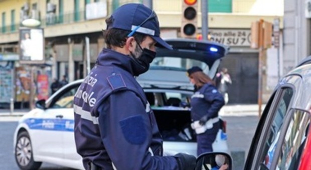 Movida a Napoli, i controlli della Polizia Locale: 4 veicoli sequestrati e 13 rimossi